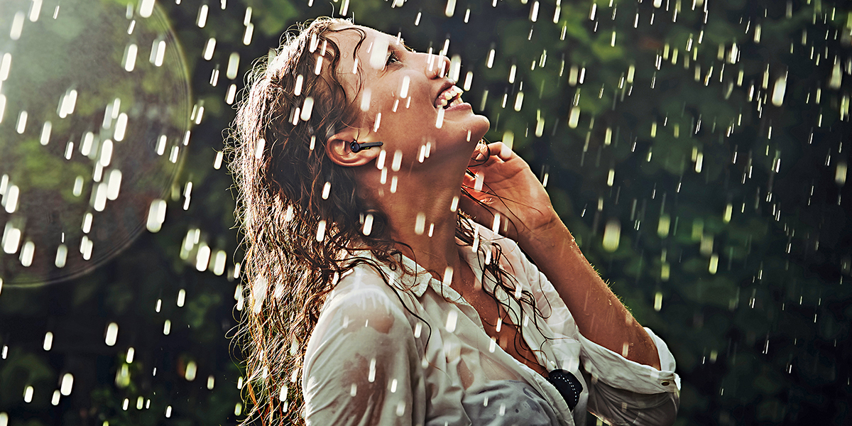 通過采用GORE?聲學(xué)防水透氣產(chǎn)品，在雨中依然可隨時用耳機接聽電話